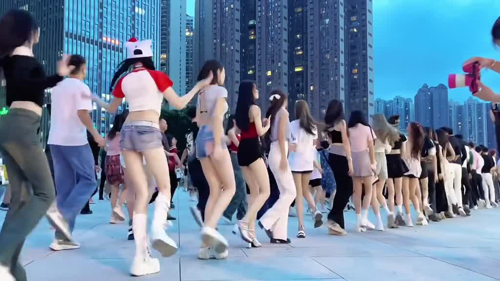 没有排练全靠临场发挥，气氛直接嗨到顶点